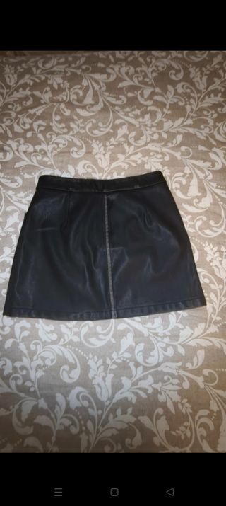 Falda negra Stradivarius cuero