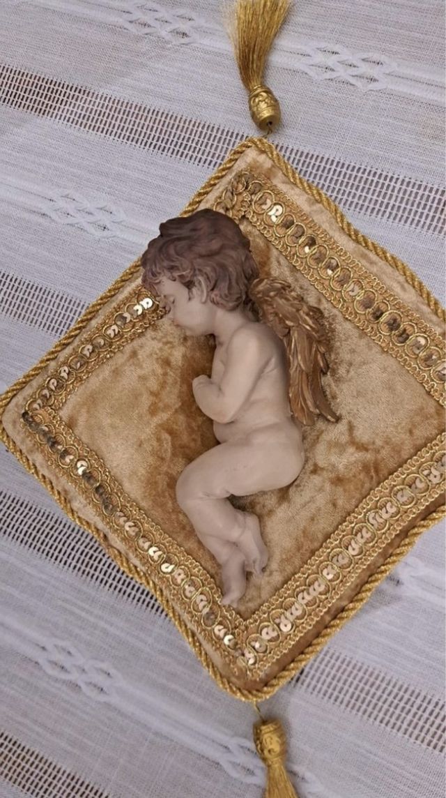 Angelo addormentato sul cuscino