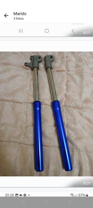 Amortiguadores deHorquilla invertida moto azul.