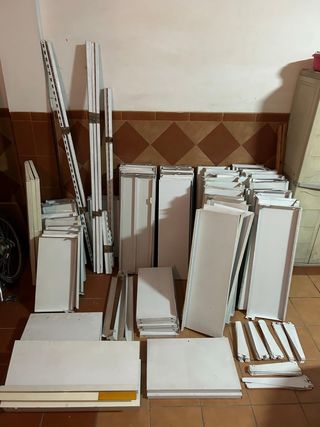 Estanterías metálicas blancas