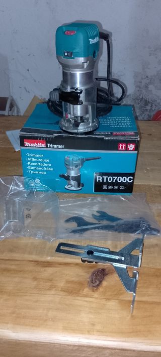 Fresadora Makita RT0700C