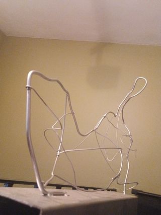 Escultura metálica abstracta