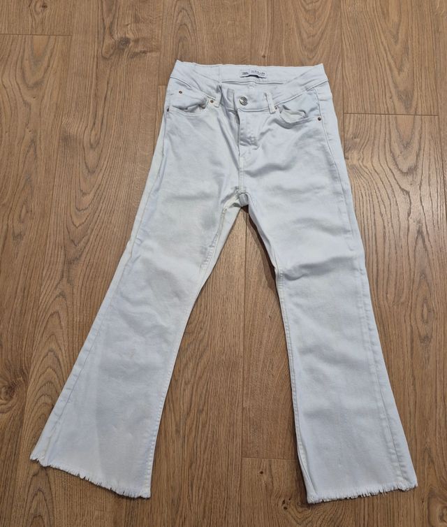Vaqueros blancos niña acampanados Zara