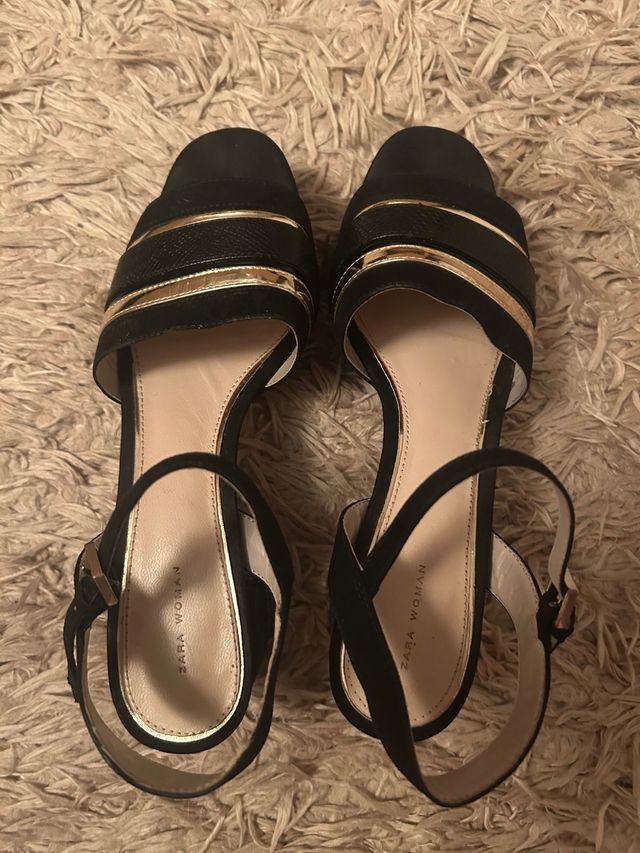 Sandalias Zara negras y doradas