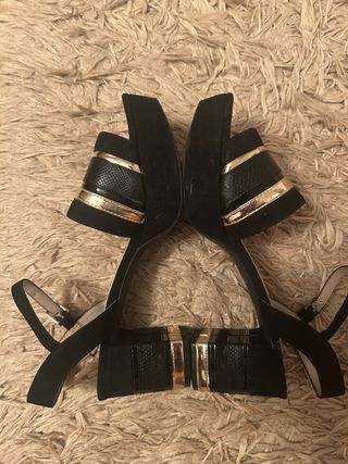 Sandalias Zara negras y doradas