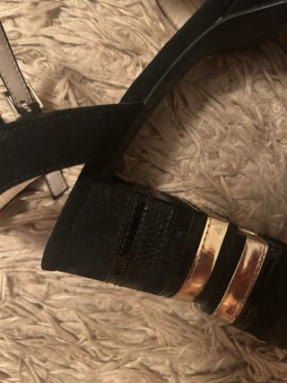 Sandalias Zara negras y doradas