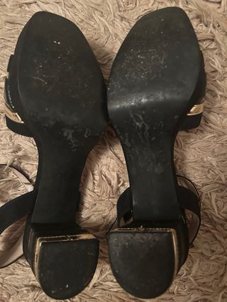 Sandalias Zara negras y doradas