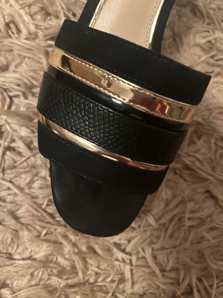 Sandalias Zara negras y doradas