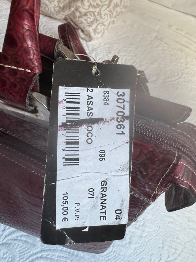 Bolso de mano y/o hombro, color burdeos 