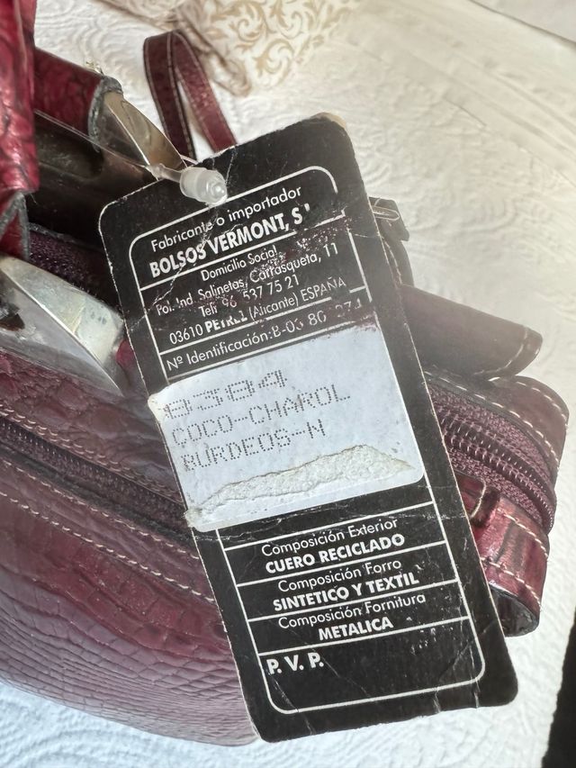 Bolso de mano y/o hombro, color burdeos 
