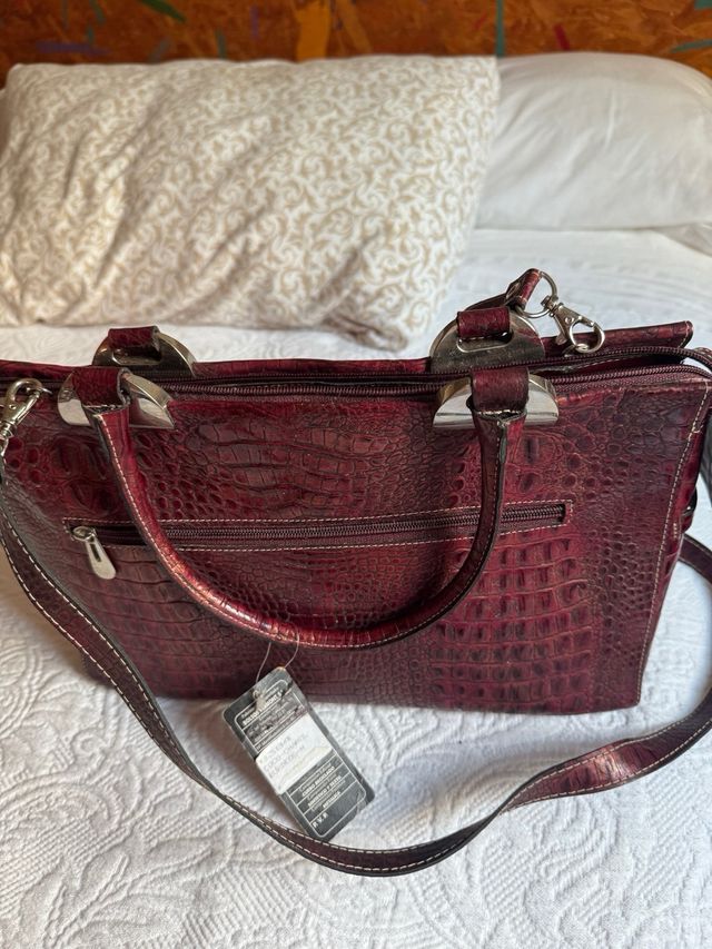 Bolso de mano y/o hombro, color burdeos 