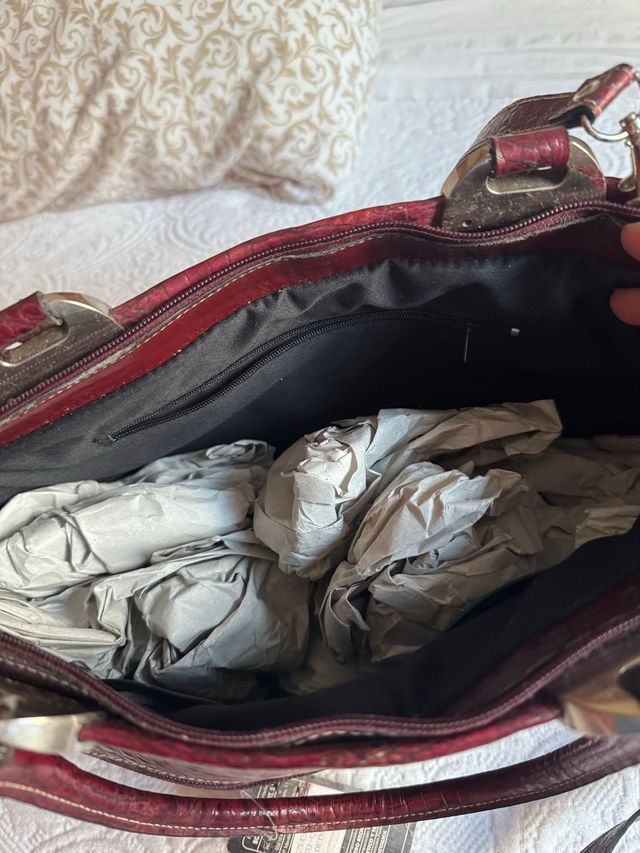 Bolso de mano y/o hombro, color burdeos 