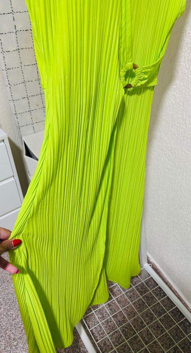 Vestido plisado verde lima de Sfera
