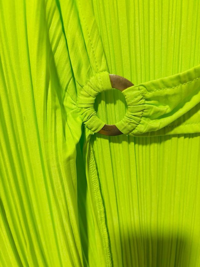 Vestido plisado verde lima de Sfera