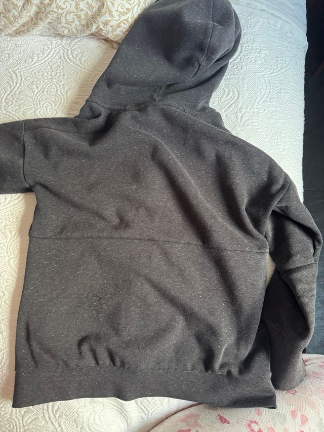 Chaqueta Adidas gris con capucha