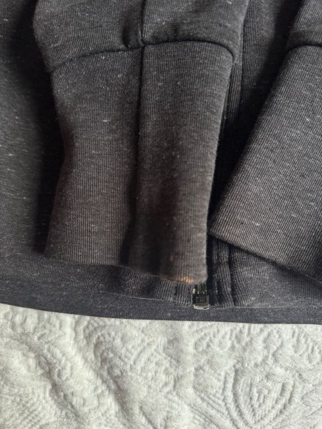 Chaqueta Adidas gris con capucha