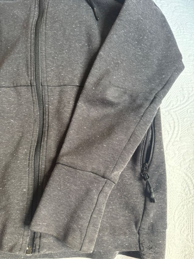 Chaqueta Adidas gris con capucha