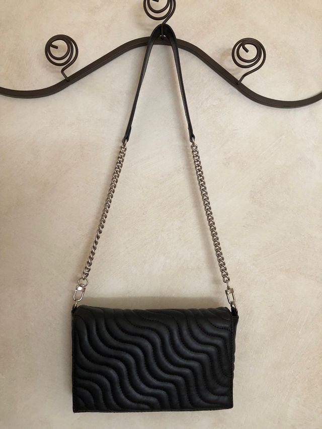 Bolso negro acolchado.
