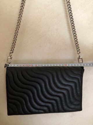 Bolso negro acolchado.
