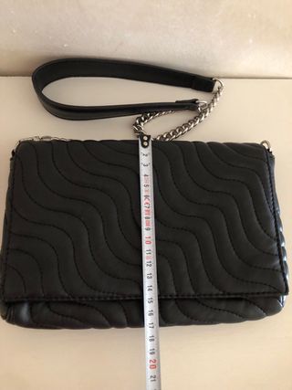 Bolso negro acolchado.
