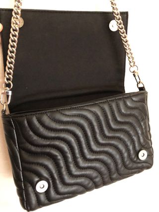 Bolso negro acolchado.
