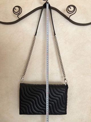 Bolso negro acolchado.
