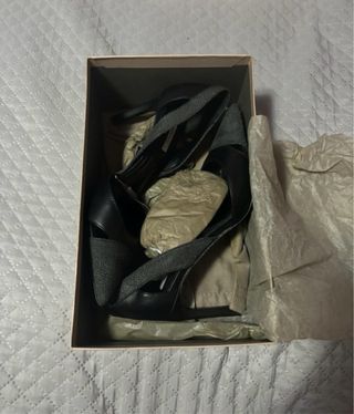 Tacones Uterqüe negros y grises