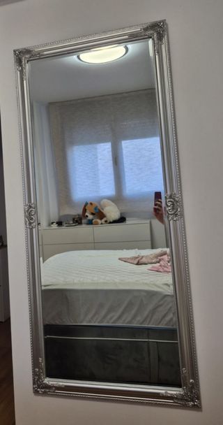 Espejo plateado grande.
