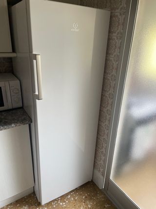 Nevera Indesit blanca