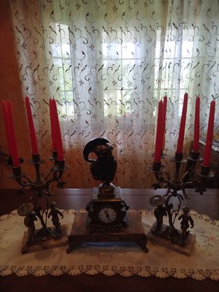 Candelabros y reloj bronce antiguos