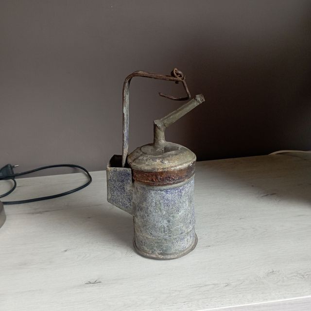 Antigua linterna de carburo