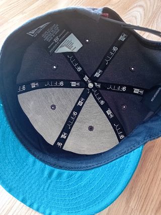 Gorra Oakley negra y azul