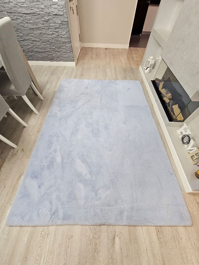 Alfombra azul de pelo sintético
