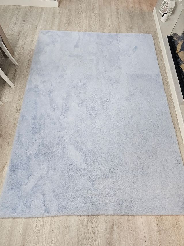 Alfombra azul de pelo sintético
