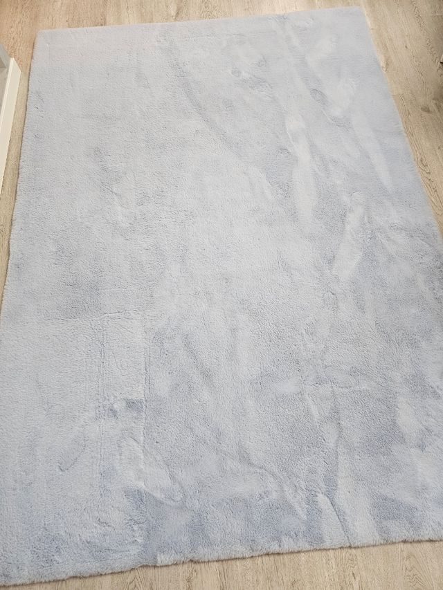 Alfombra azul de pelo sintético
