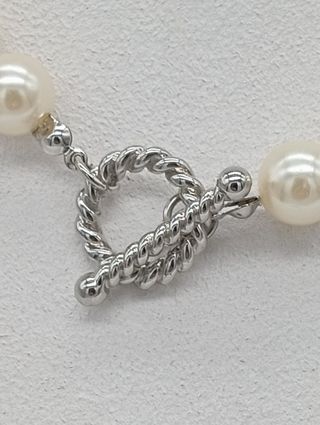 Gargantilla de perlas y cierre de acero