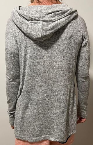 Sudadera gris con capucha