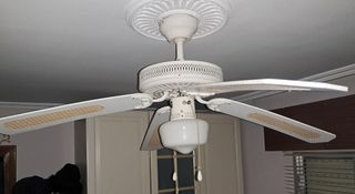 Ventilador lámpara techo blanco vintage. 