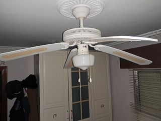 Ventilador lámpara techo blanco vintage. 