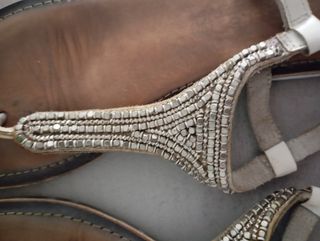 Sandalias planas mujer blancas y plateadas