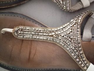 Sandalias planas mujer blancas y plateadas