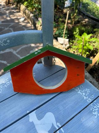 Casetta legno uccelli arancione-verde