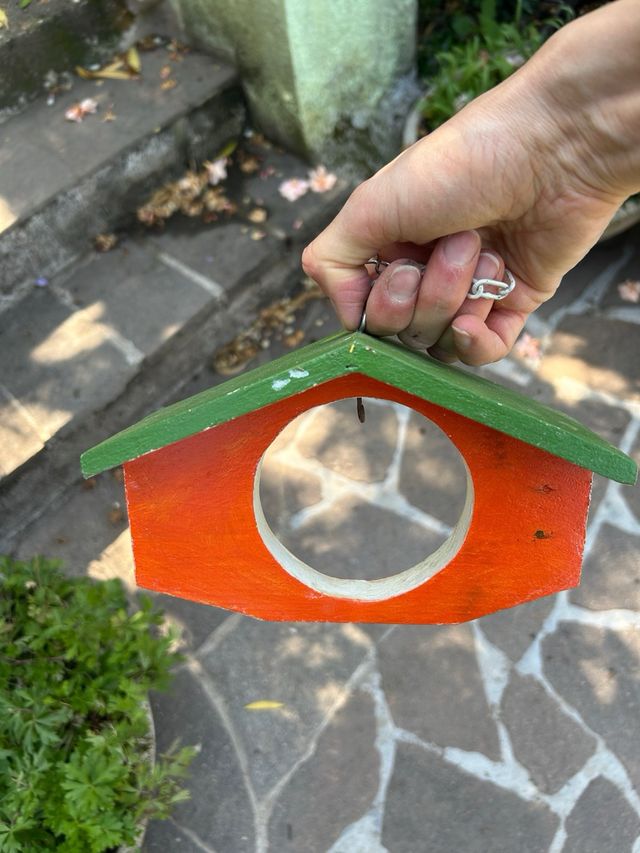 Casetta legno uccelli arancione-verde