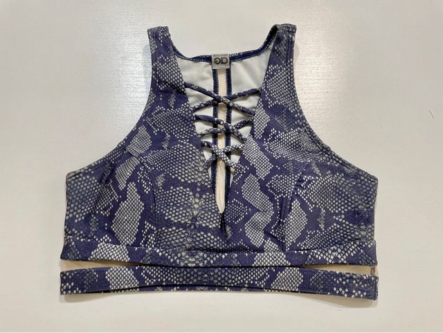 Top deportivo serpiente azul y blanco