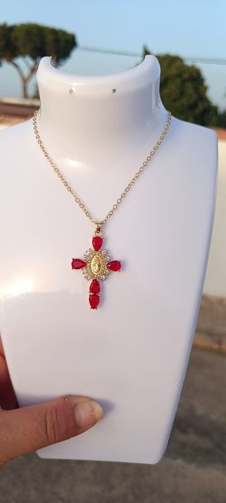 Collar Cruz Dorado con Piedras Rojas