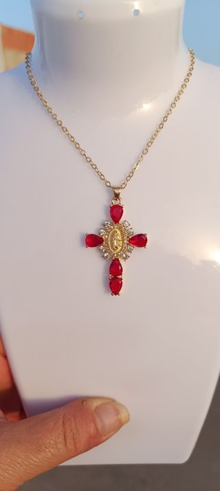 Collar Cruz Dorado con Piedras Rojas