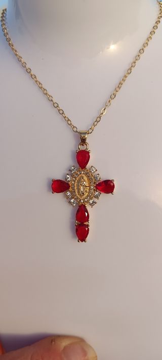 Collar Cruz Dorado con Piedras Rojas