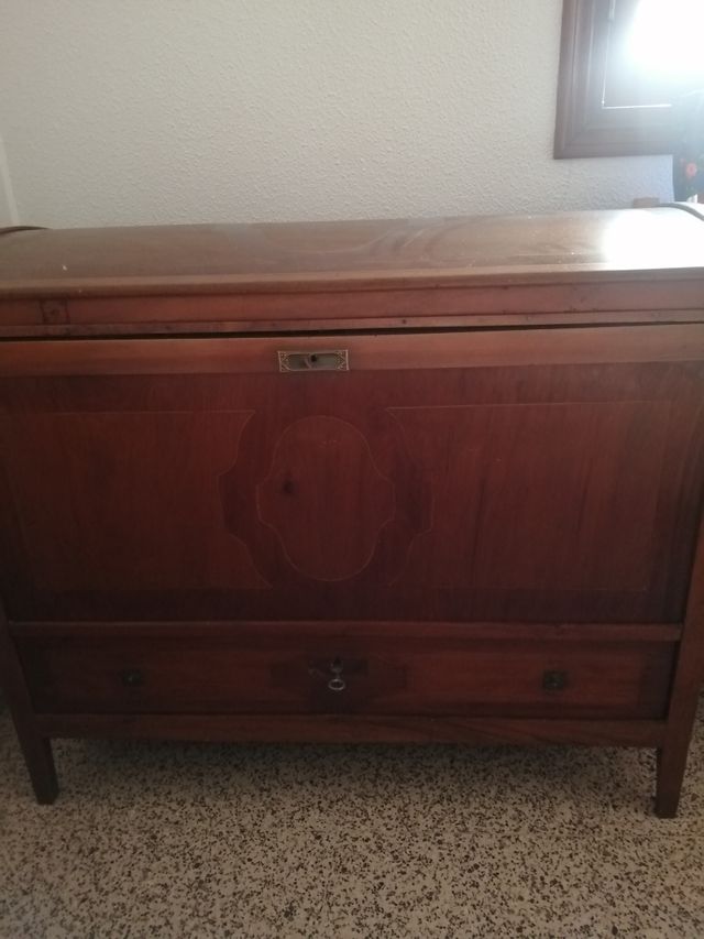 Cofre antiguo de madera