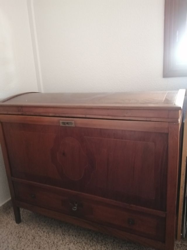 Cofre antiguo de madera