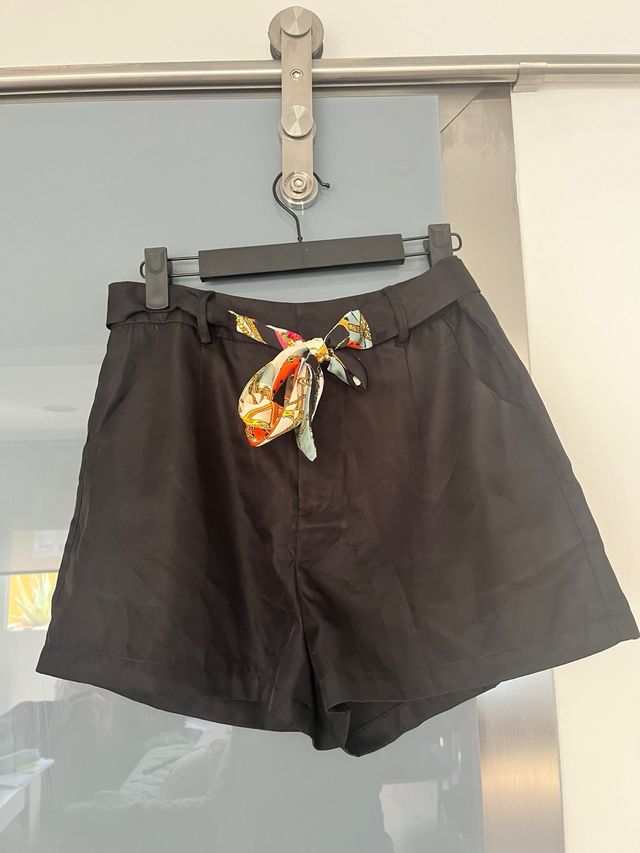 2 shorts: beige y negro